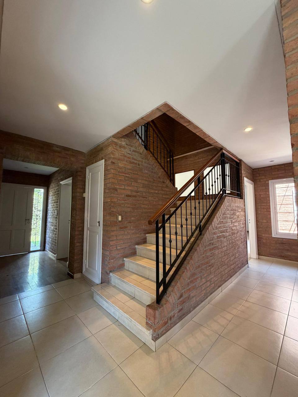 Interior con escalera de ladrillo visto